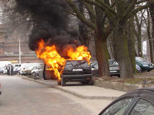 В Калининграде у центрального рынка загорелась машина