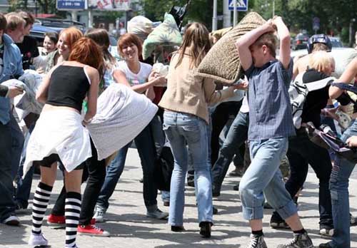 Флэшмоб в Калининграде: бой на подушках! Подушкобой